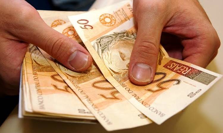 Salário mínimo sobe para R$ 880 a partir de janeiro