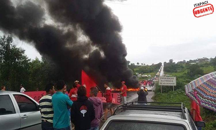 Goiás: Integrantes do MST fazem protesto e fecham a BR-153