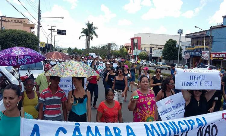 ITAPACI: População lota as ruas contra a volta de prefeito cassado ao poder