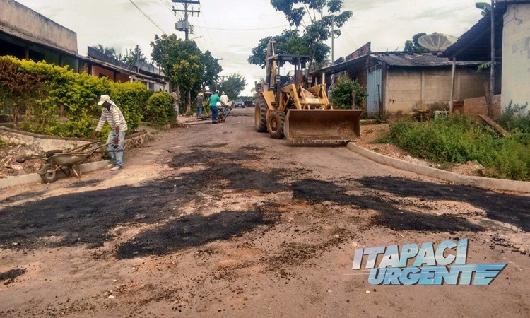 Prefeitura de Campos Verdes inicia operação tapa-buraco em ruas da cidade