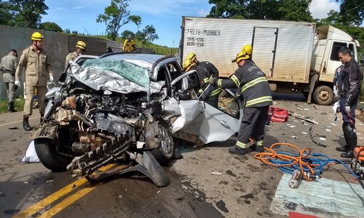 Acidente entre carro e caminhão deixa três pessoas mortas na GO-222
