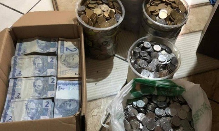 Casal compra carro e casa própria juntando moedas e notas de R$ 2