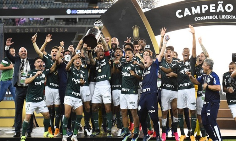 Palmeiras vence o Santos com gol nos acréscimos e é campeão da Libertadores