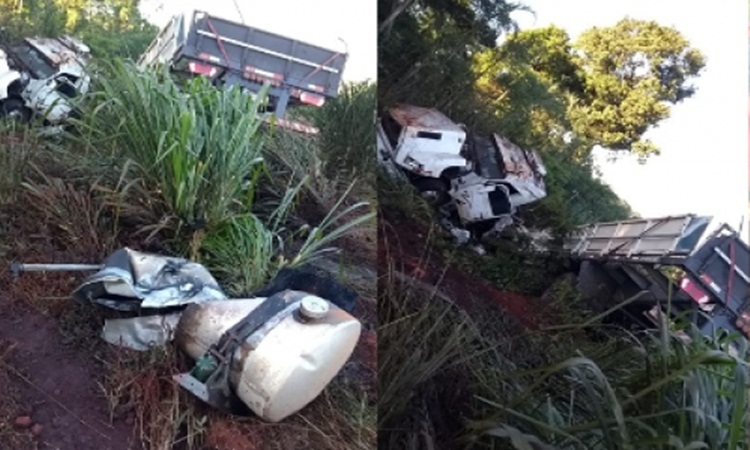 Saída de pista deixa carreta destruída na BR-153; motorista sai ileso