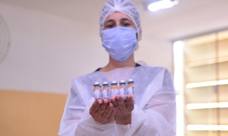 Após 2 meses, vacina só chega para 6% da população de Goiás