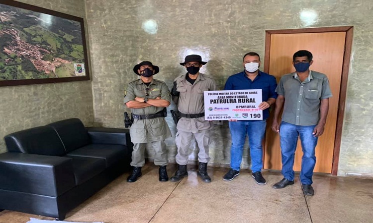 PREFEITURA DE PILAR DE GOIÁS REALIZA DOAÇÃO DE PLACAS AO PATRULHAMENTO RURAL DA POLÍCIA MILITAR
