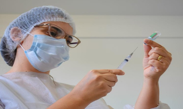 Governo decide só vacinar grávidas com comorbidades, veta AstraZeneca e libera uso da CoronaVac e Pfizer