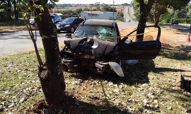 Criança de 2 anos morre após mãe perder o controle do carro e colidir em árvore, em Goiânia