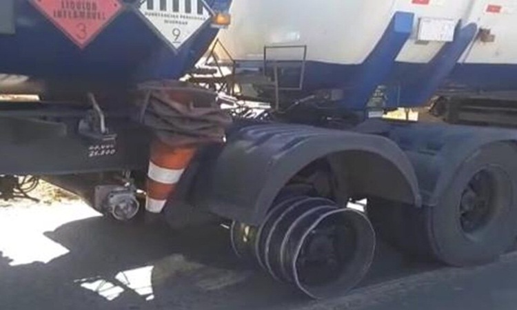 Motorista bêbado dirigia carreta sem três pneus na BR-153