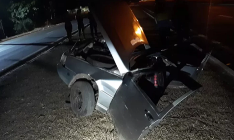 GO: Carro parte ao meio em acidente na BR-364 e motorista sobrevive