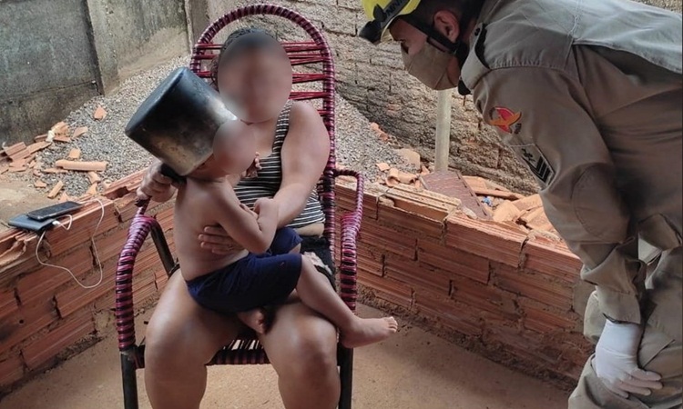 Em Carmo do Rio Verde, criança fica com a cabeça presa em panela de pressão enquanto brincava