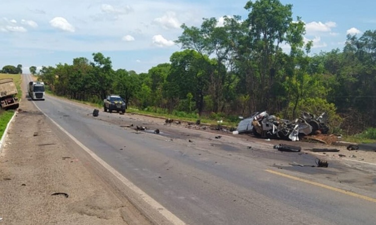 Morre motorista de carro que ficou destruído após acidente na BR-153