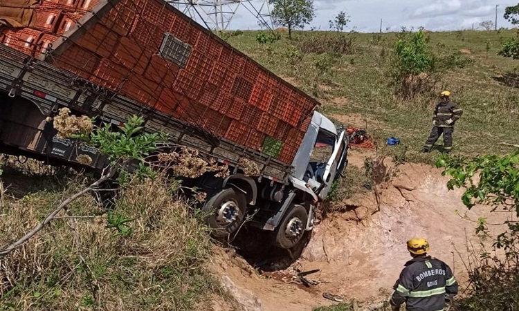 Caminhão perde o freio e motorista fica preso às ferragens na GO-415