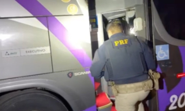Jovem é preso suspeito de se masturbar na frente de mulheres e criança dentro de ônibus na BR-153