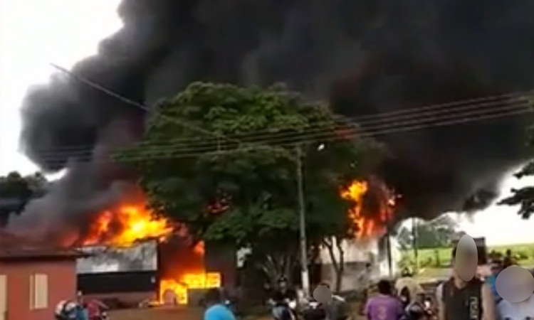 NOVA GLÓRIA: Incêndio destrói fábrica de estofados; prejuízo chega a mais de R$ 1 milhão