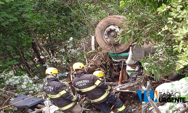 Uma pessoa morre e duas ficam feridas após caminhão cair em ribanceira na GO-154, próximo a Pilar de Goiás
