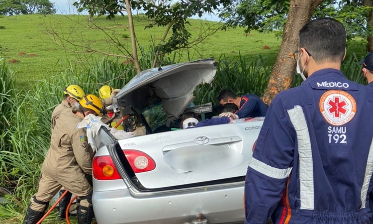 Pai e filha morrem e outras três pessoas ficam feridas em acidente de carro na GO-154