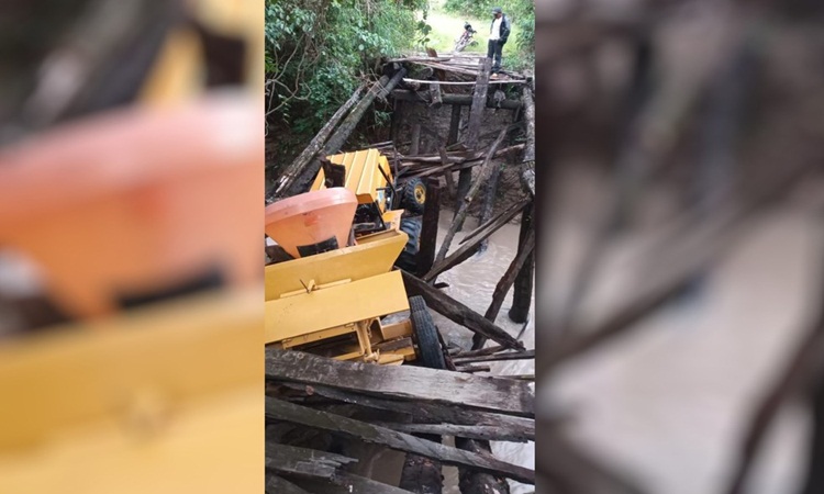 Trator vai parar dentro de córrego após ponte quebrar na zona rural de Crixás