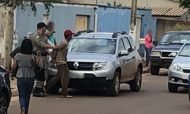 Homem que matou a esposa grávida, enteada e fazendeiro se entrega após seis dias de fuga no interior de Goiás