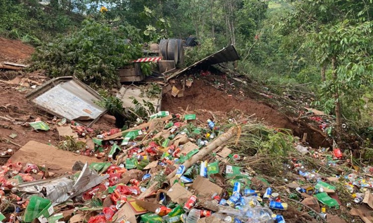 Motorista morre após caminhão cair em ribanceira na GO-154, entre Pilar de Goiás a Itapaci