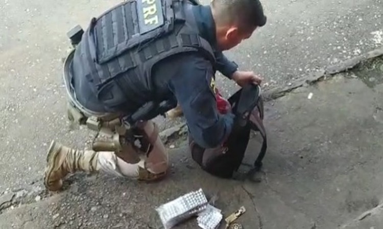 Dois homens são presos com quase 14 mil comprimidos de rebite na BR-153