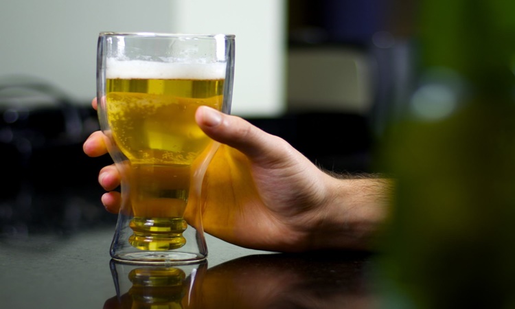 Consumo diário de álcool diminui volume do cérebro, afirma estudo