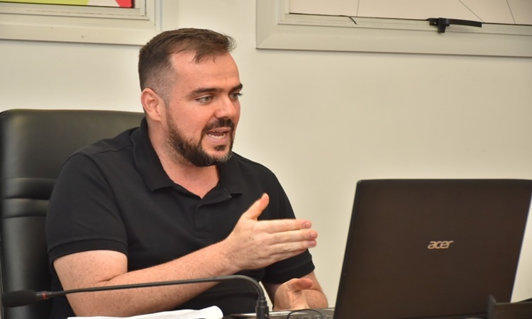 Gustavo Mendanha confirma que vai deixar o cargo no fim de março e “sonha” com Ana Paula Rezende como vice