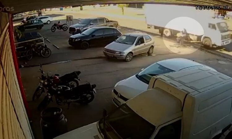 GO: Ciclista morre após ser atropelada por caminhão