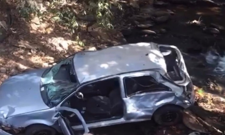 Jovem morre após carro cair de ponte em zona rural de Jaraguá