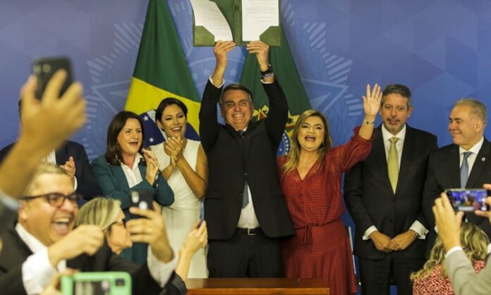 saude_jair_bolsonaro_piso_enfermeiros_fcpzzb_abr_0408221338