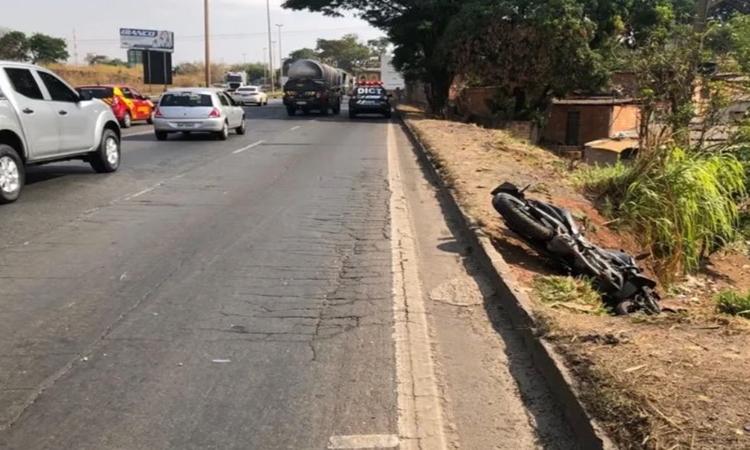 Motociclista morre após ser atingido por caminhonete na BR-153 