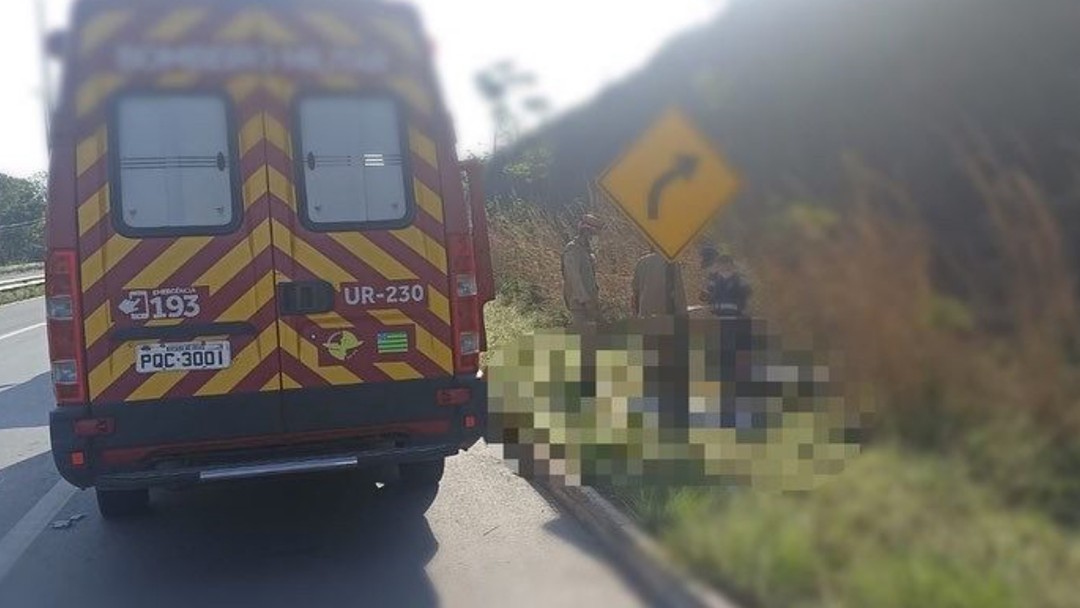 GO: Motociclista morre após colidir contra placa de trânsito na GO-403