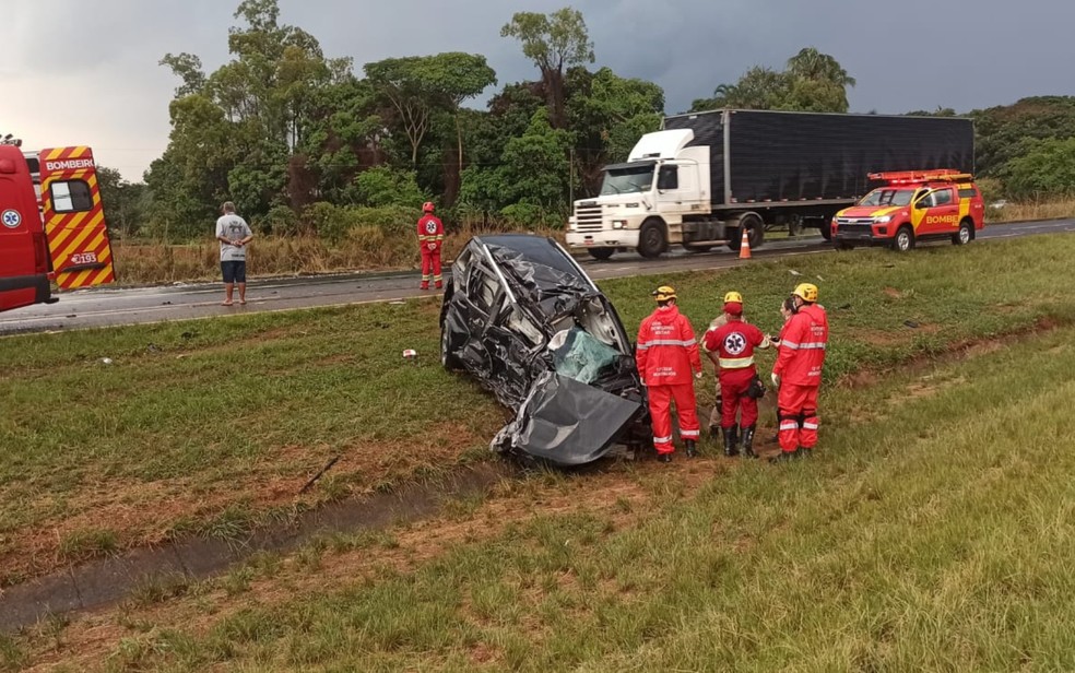 Médico morre após bater carro contra caminhão na BR-153