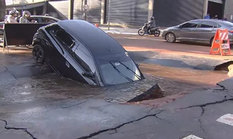 Carro é ‘engolido’ por cratera em avenida de Goiânia