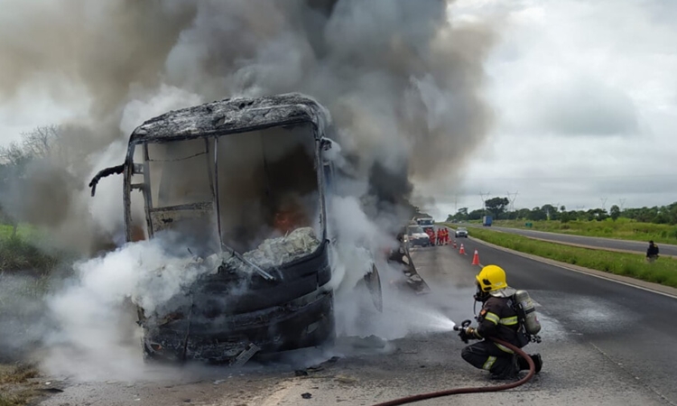 Ônibus fica destruído após incêndio na BR-153