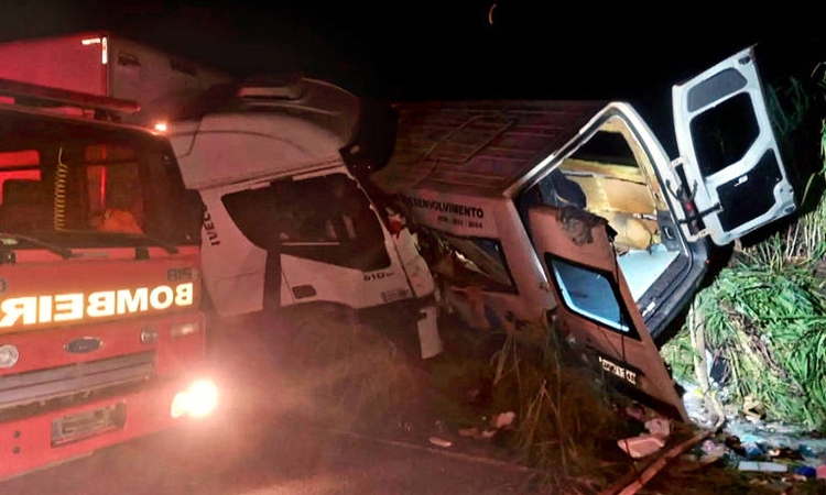 12 pessoas morrem em colisão entre van com pacientes e carreta em rodovia no Tocantins
