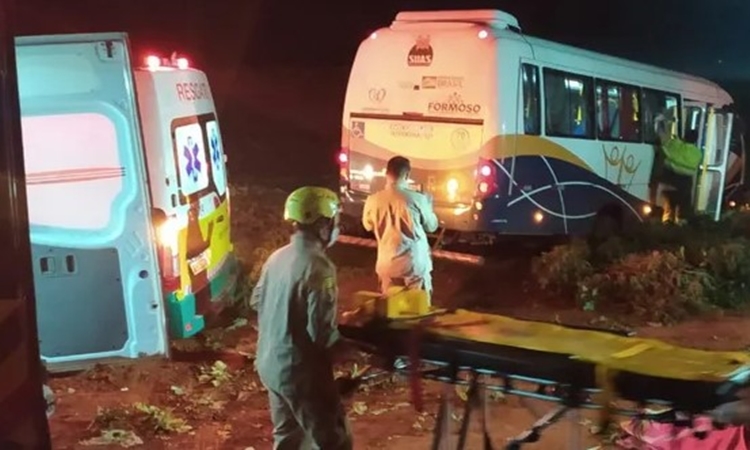 GO: Ônibus sai da pista e deixa um morto e 16 feridos na BR-153