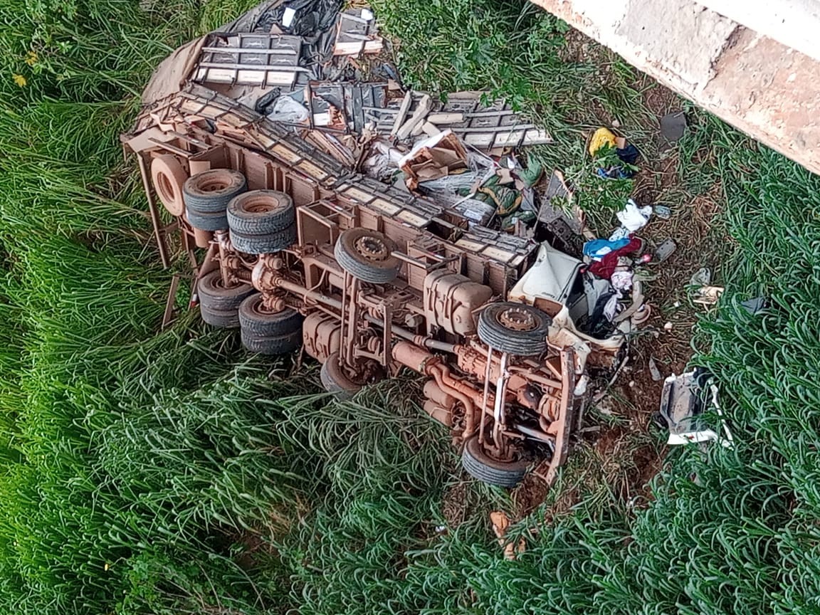 Motorista morre após caminhão sair da pista e cair da ponte do Rio das Almas na BR-153