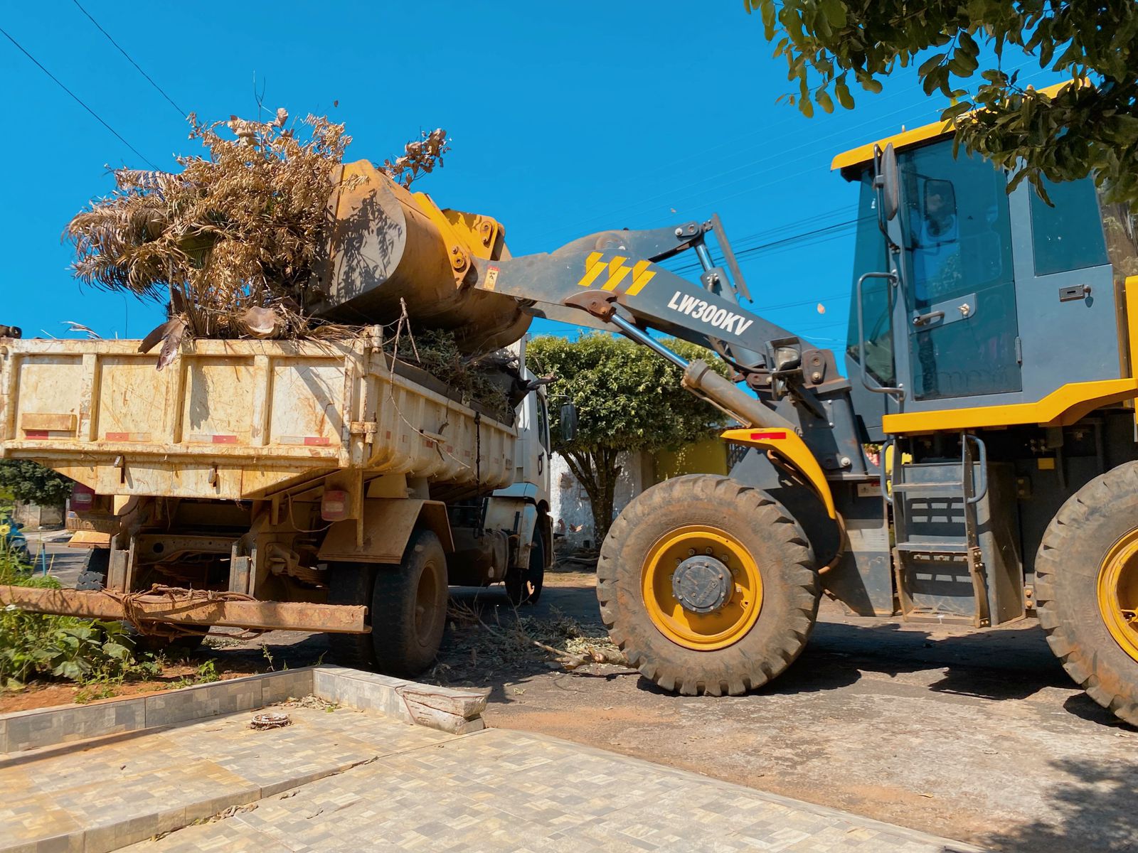 Governo de Itapaci intensifica trabalho de recolhimento de galhos e entulhos pelas ruas
