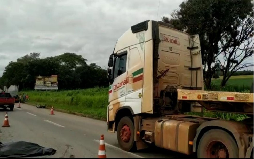 Motociclista morre após ser atingido por caminhão na BR-153