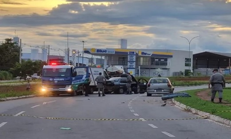 GO: Motorista morre ao ser atropelado pelo próprio carro após descer para olhar motor e veículo ser atingido por outro carro