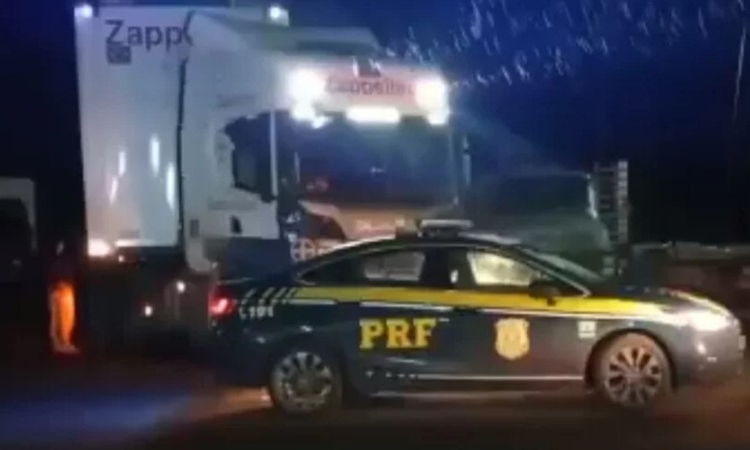 Caminhoneiro bêbado é preso por fazer zigue-zague na BR-153