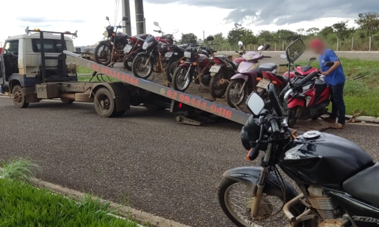 PRF apreende motos usadas em evento ilegal com manobras perigosas na BR-153