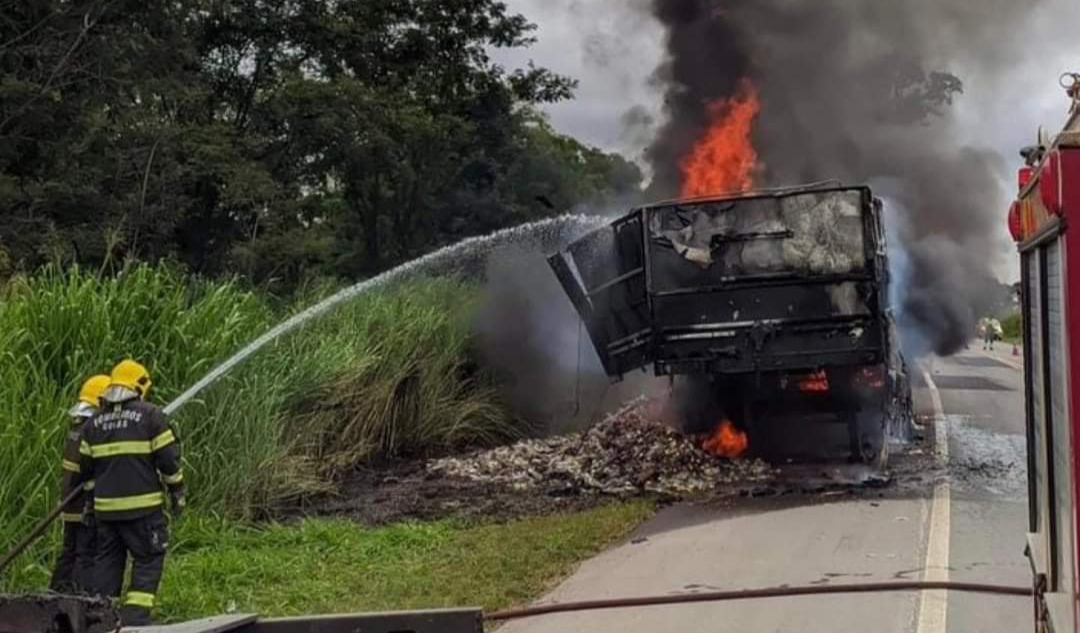 Carreta carregada com pinga pega fogo na BR-153
