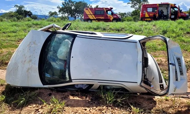 GO: Dois idosos morrem e três pessoas ficam feridas após carro capotar na BR-020, em Goiás