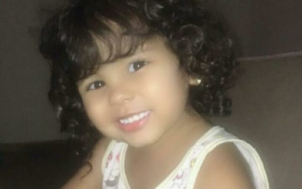 GO: Mãe é presa após filha de 4 anos morrer em hospital com vários hematomas pelo corpo
