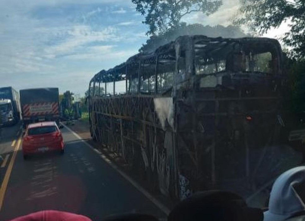 Ônibus fica destruído após pegar fogo na BR-153