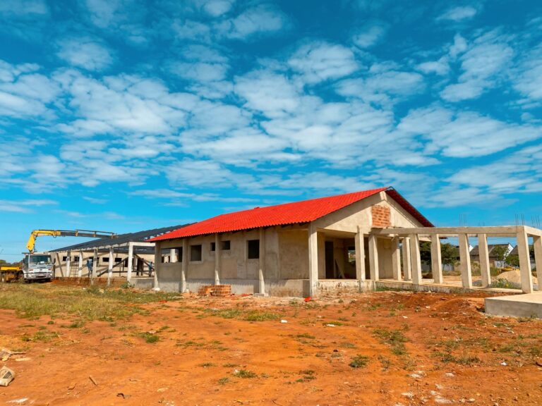 ITAPACI: Nova escola municipal começa a receber cobertura com estrutura metálica e telhas