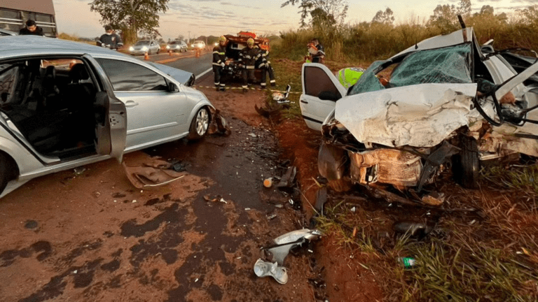 Colisão entre carros deixa dois mortos e um gravemente ferido na BR-153, em Rialma