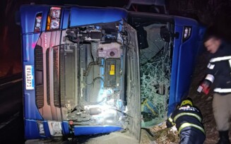 Motorista morre após caminhão carregado de maçãs tombar na BR-153, entre Jaraguá e Rialma